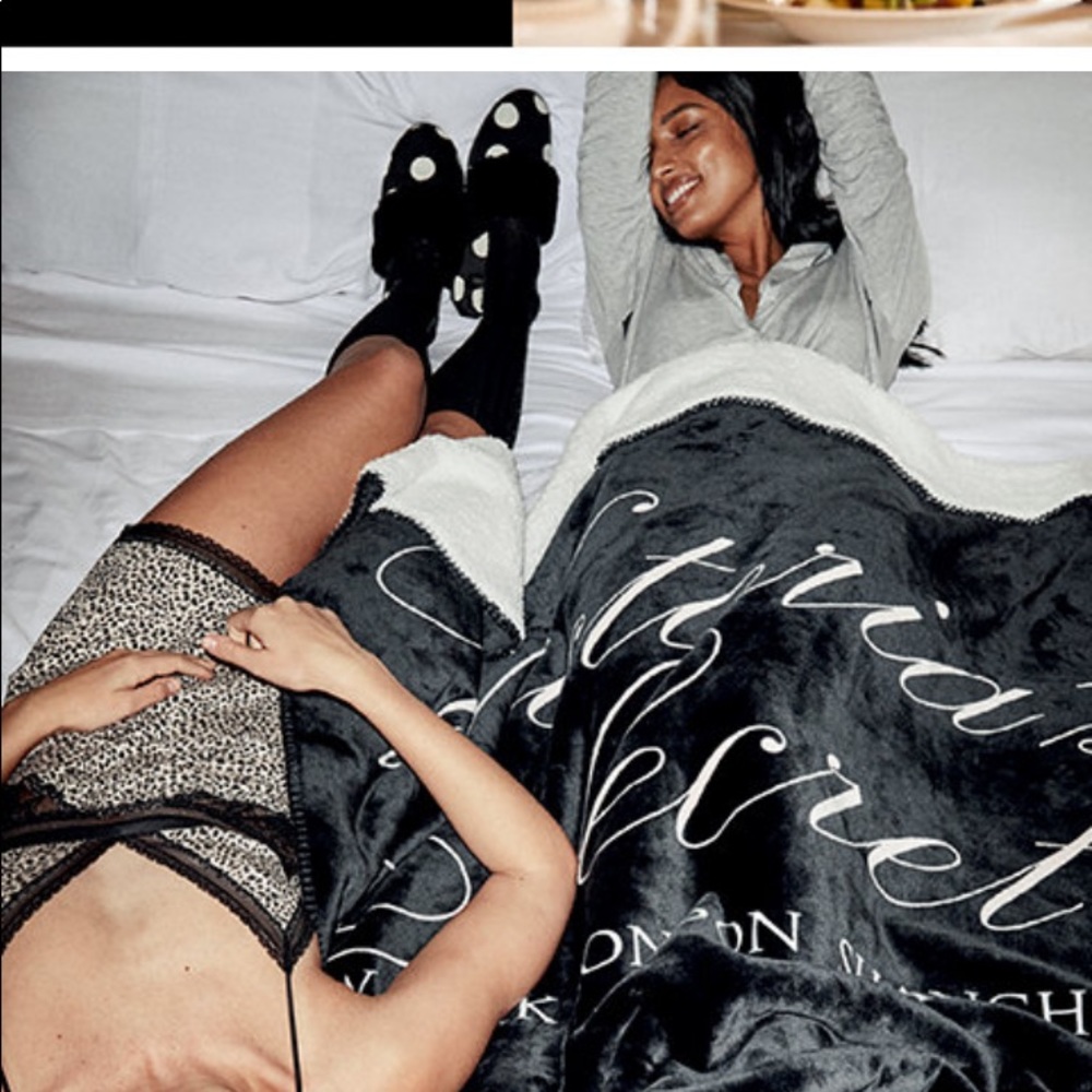 VICTORIA SECRET SHEPRA BLANKET